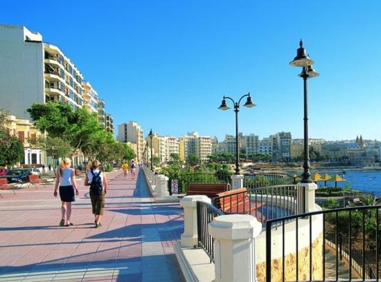 Chic 2Br Penthouse Steps From The Promenade Apartment Sliema Ngoại thất bức ảnh